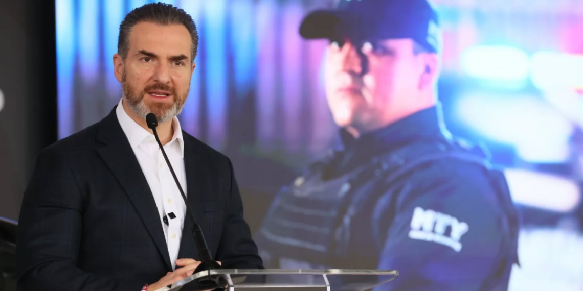 Publireportaje Adrian El que la hace la paga - VOZ Y OPINION - VOZ Y OPINION policía-de-monterrey-ESCUDO-seguridad