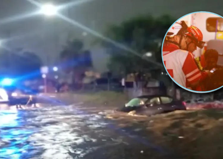 Proteccion-Civil-de-Monterrey-rescata-a-pareja-que-era-arrastrada-dentro-de-su-automovil-por-corriente-de-agua