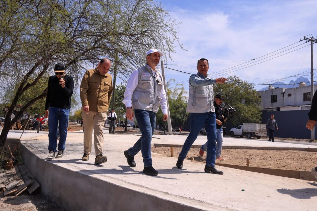 adrián de la garcía y rafa ramos-viendo-los avances del parque lineal