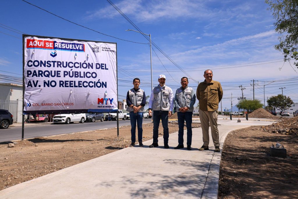 funcionarios de monterrey frente a una pancarta que dice contrucción del parque público av no reelección
