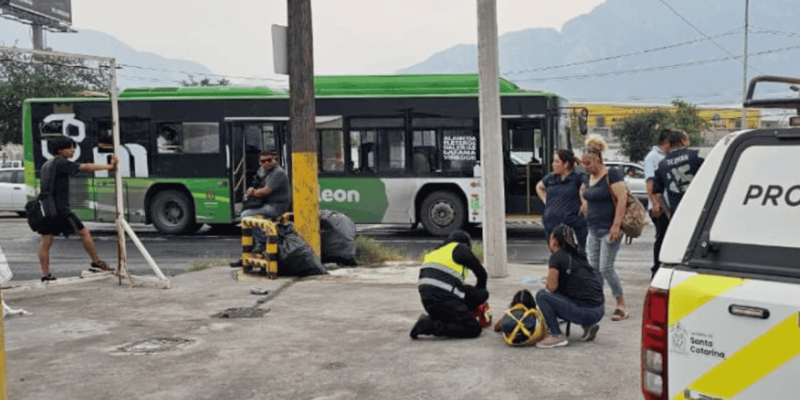 mujer se desmaya en camión por Golpe de calor en Santa Catarina