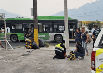 mujer se desmaya en camión por Golpe de calor en Santa Catarina