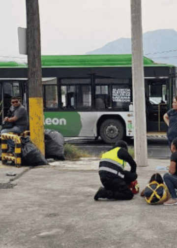 mujer se desmaya en camión por Golpe de calor en Santa Catarina