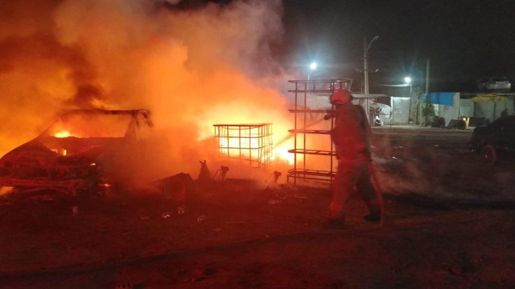 Incendio en yonke de Escobedo provoca movilidad de bomberos de nuevo león