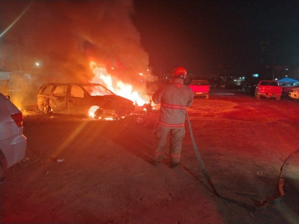 Incendio en yonke de Escobedo por carretera a monclova