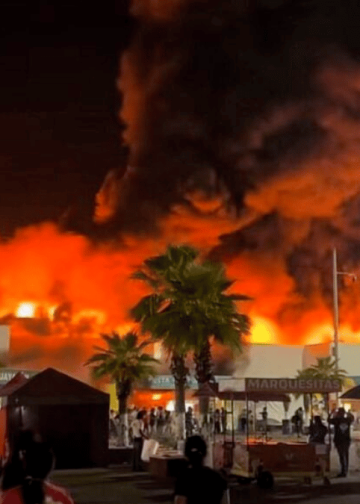 Incendio en la Feria de Tabasco provoca movilización de emergencia.