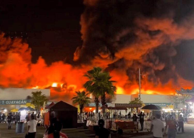 Incendio en la Feria de Tabasco provoca movilización de emergencia.