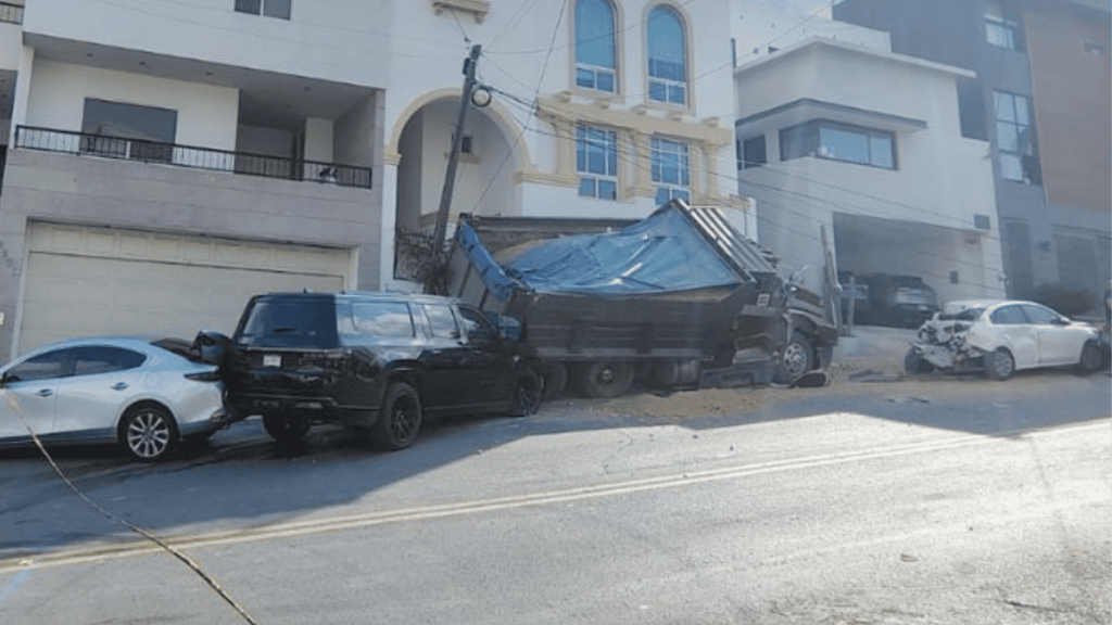 fuerte choque en Monterrey provocado por un camión sin frenos