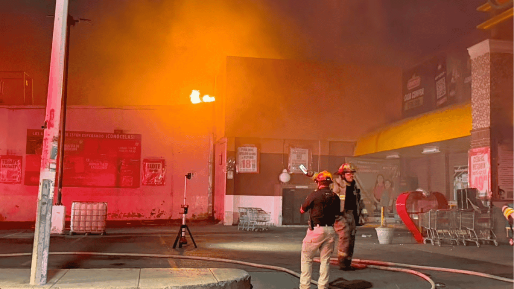 incendio-en-monterrey - VOZ Y OPINION Incendio en Monterrey: Se incendia supermercado en la Nuevo Repueblo