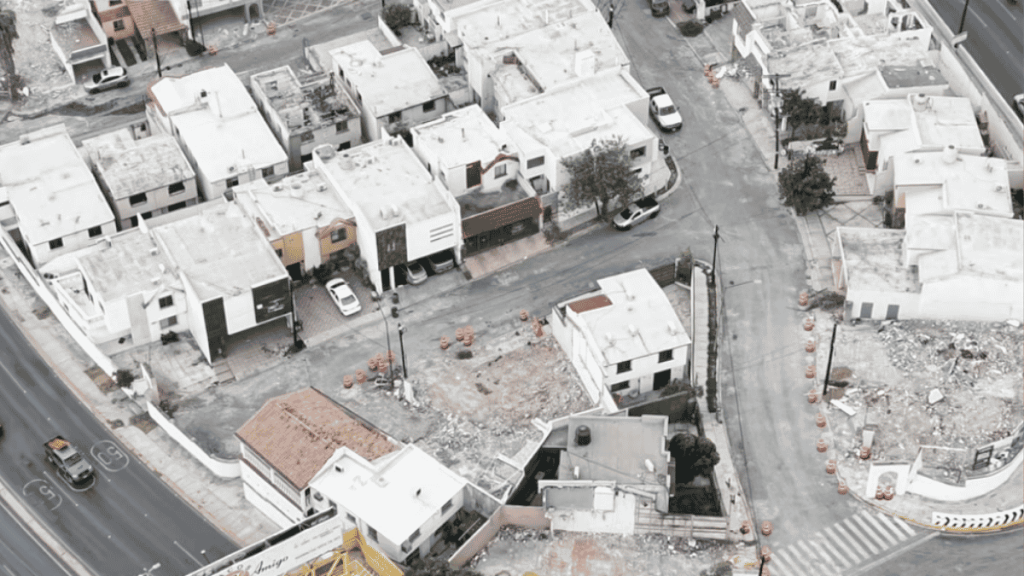 demolición en la Rotonda de las Casas es un proyecto de Adrián de la Garza