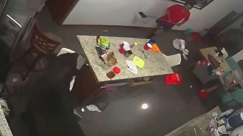 Vista aérea de una fiesta alrededor de una mesa de mármol con tazas y refrigerios de colores; un oso negro atacó a un hombre en San Pedro dentro de su casa